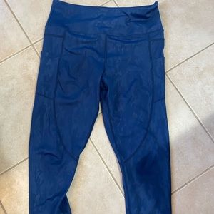 Zyia blue camo metallic pocket light n tight capri
